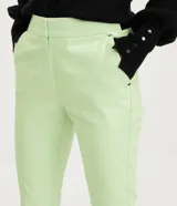 Pantalón de vestir rojo con corte cigarette, bolsillos delanteros y aberturas laterales en el ruedo.