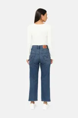 Pantalón jean Levi's modelo Ribcage Straight Ankle, color azul con lavado medio, tiro alto y diseño de pierna recta y corte al tobillo.