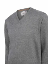 Sweater de punto con cuello en V, manga larga y calce regular. Presenta un diseño clásico y minimalista con logo bordado sutil en el pecho.