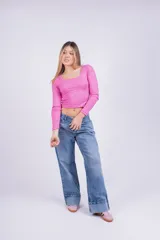 Remera corta color marrón con estampado animal print de leopardo, escote asimétrico y manga larga.