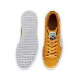 Championes Puma Suede Classic rojos con franja lateral blanca y suela blanca de goma.