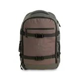 Mochila Martha Sarga de 28 litros, color gris y marrón, fabricada con tejido antidesgarro de residuos plásticos reciclados. Cuenta con cierre completo de fácil acceso, correas de compresión frontales con hebillas y tiradores de cordón.