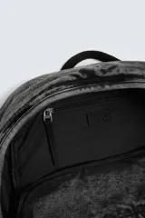 Mochila de tejido denim de algodón con acabado efecto lavado. Cuenta con un compartimento principal con cierre de cremallera, dos bolsillos frontales con cierre y un bolsillo interior con cremallera. Incluye asa de mano superior, dos asas de hombro ajustables y detalle de charm colgante.