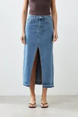 Falda larga de jean azul con abertura frontal y ruedo desflecado.