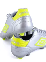 Championes de fútbol Umbro modelo Touch FG, color azul marino con detalles en azul brillante. Presentan el logo de la marca en el lateral y suela con tapones para césped natural.
