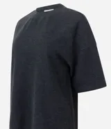 Blusa de corte oversized, color negro, con cuello redondo y mangas cortas. Confeccionada en una mezcla de poliéster y algodón.