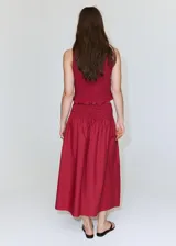 Falda midi evasé color bordó con cintura fruncida elástica.