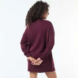 Vestido corto tipo sweater de punto color bordó, con cuello redondo, mangas largas con puños ajustados y detalle de botones decorativos en el hombro.