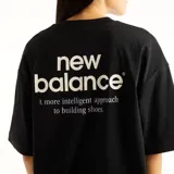 Remera New Balance Intelligent de algodón, color negro, de manga corta, con corte holgado y gráfico serigrafiado en el pecho.