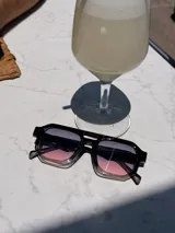 Lentes de sol con armazón de policarbonato negro de diseño geométrico con doble puente. Cuentan con protección UV400.