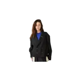 Blazer corto negro de doble botonadura metálica dorada, solapa clásica de muesca, hombros estructurados y manga larga.