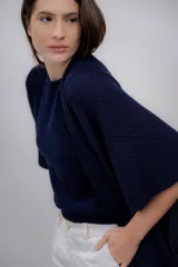 Ruana azul de tejido de punto con textura, confeccionada en 100% baby alpaca.