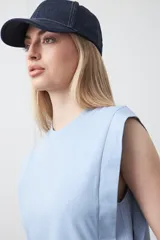 Remera sin mangas negra con hombros marcados y caída recta.