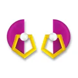 Par de aros colgantes con forma geométrica, compuestos por un semicírculo fucsia, un pentágono amarillo y un botón plateado.