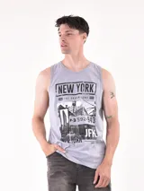 Musculosa gris jaspeada con estampa frontal de temática urbana de Nueva York, incluyendo texto como "NEW YORK", "THE URBAN ZONE", un número de matrícula y "JFK".