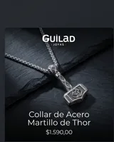 Collar de acero con dije en forma de martillo de Thor con detalles grabados y cadena de eslabones tipo cuerda.