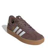 Championes urbanos Adidas modelo Court VL 3.0, color marrón con las icónicas tres tiras laterales en blanco y suela de goma color caramelo. Presentan un diseño de corte bajo con capellada de gamuza y cierre de cordones.