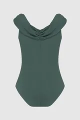 Body Patbo de color blanco, confeccionado en tejido texturizado con escote off-shoulder y abertura en V en el centro del pecho. Presenta detalles de apliques florales metálicos y pedrería en el escote y en la cintura drapeada.