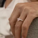 Anillo de plata 925 con un cuarzo rosado de forma cuadrada.