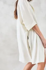 Camisa larga color crema de lino y viscosa, de corte oversize con mangas 3/4 y cuello clásico.