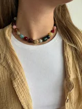 Collar corto con cuentas de colores y cadena de ajuste.