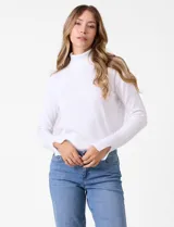 Polera de tejido fino con cuello alto, manga larga y detalle de tajo en los puños.
