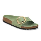 Sandalia Birkenstock modelo Madrid Big Buckle, color verde té, con una sola tira ancha de acabado brillante y una hebilla grande metálica dorada. Presenta plantilla anatómica de corcho y suela de goma negra.