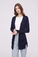 Saco tipo cárdigan abierto de tejido de punto, con mangas largas y bolsillos frontales aplicados.