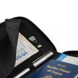 Billetera negra con cierre de cremallera y logo Baleine grabado en la parte inferior.