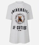 Remera de algodón color blanco, con cuello redondo y mangas cortas. Presenta un estampado frontal estilo universitario con el texto 'University of Cuties' y un oso en el centro.