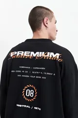 Buzo de felpa negro para hombre, con escote redondo, puños y lettering y logo estampado en la espalda con la frase 'Premium Creative Studio'.