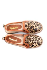 Panchas de cuero color beige con estampado animal print de leopardo y elásticos laterales.