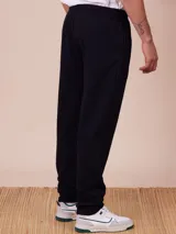 Pantalón tipo jogger de corte recto, confeccionado en tejido de algodón y poliéster, con cintura elástica y bolsillos laterales.