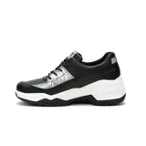 Sneaker de estilo chunky para mujer, con capellada de cuero negro y detalles en material metalizado plateado con textura. Cuenta con una suela de plataforma blanca de gran volumen y base de goma negra.