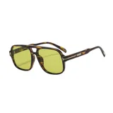 Lentes de sol unisex con montura cuadrada negra y lentes amarillas.