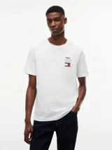 Remera de corte regular confeccionada en puro algodón, con cuello redondo acanalado. Presenta un diseño minimalista con el logo de la colaboración entre Tommy Hilfiger y Cadillac Formula 1 Team estampado en el pecho.