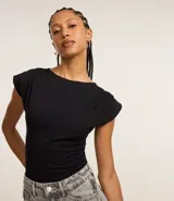 Top negro de manga corta con escote bote, confeccionado en tejido elástico. Presenta frunces o pliegues en la zona de los hombros y un efecto drapeado o fruncido en el lateral del torso.