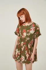 Vestido corto de viscosa, color verde oliva, con estampado floral y paisley en tonos rojos, rosados y beige. Presenta cuello redondo, mangas cortas con volado y corte imperio con frunces en la cintura.