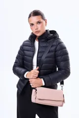 Campera puffer básica de nylon, con cierre frontal, cuello alto y capucha integrada.