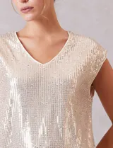 Blusa sin mangas con escote en V, confeccionada completamente en lentejuelas color dorado. Cuenta con forro interno a tono y un corte recto y holgado.