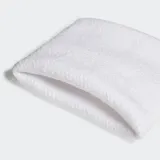 Par de muñequeras deportivas Adidas color blanco, con logo bordado en negro.