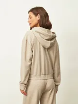 Campera negra con capucha, cierre frontal, mangas largas con puños elásticos y bolsillos laterales.