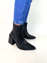 Botas tejanas de cuero negro, con taco cuadrado de 8 cm y elástico lateral.