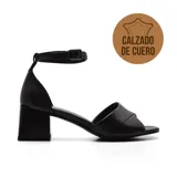 Sandalia de cuero color blanco hueso, con tira delantera cruzada, pulsera al tobillo con hebilla metálica y taco cuadrado.