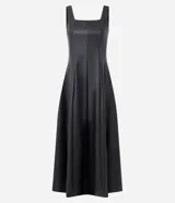 Vestido midi de corte estructurado confeccionado en cuero sintético (PU) color negro. Presenta escote cuadrado, breteles anchos y diseño con nesgas que aportan volumen a la falda. Incluye cierre posterior.