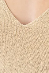 Top de punto sin mangas con escote en V profundo, confeccionado en tejido con acabado metalizado dorado.