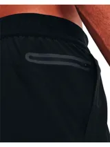 Short deportivo negro Under Armour Peak Woven para hombre, con cintura elástica, bolsillos laterales y cierre trasero. Diseñado para movilidad total con materiales ultraelásticos y dobladillo diseñado para el movimiento de las piernas.