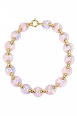 Collar corto de eslabones circulares de resina en tonos rosados, unidos por argollas metálicas doradas. Cuenta con cierre de mosquetón.