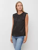 Blusa sin mangas negra con textura de cuadros en relieve, cuello redondo con frunce y hombreras.