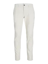 Pantalón chino color crema con cierre de cremallera.